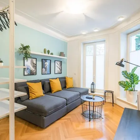 Modern Apartment Near Aussenalster